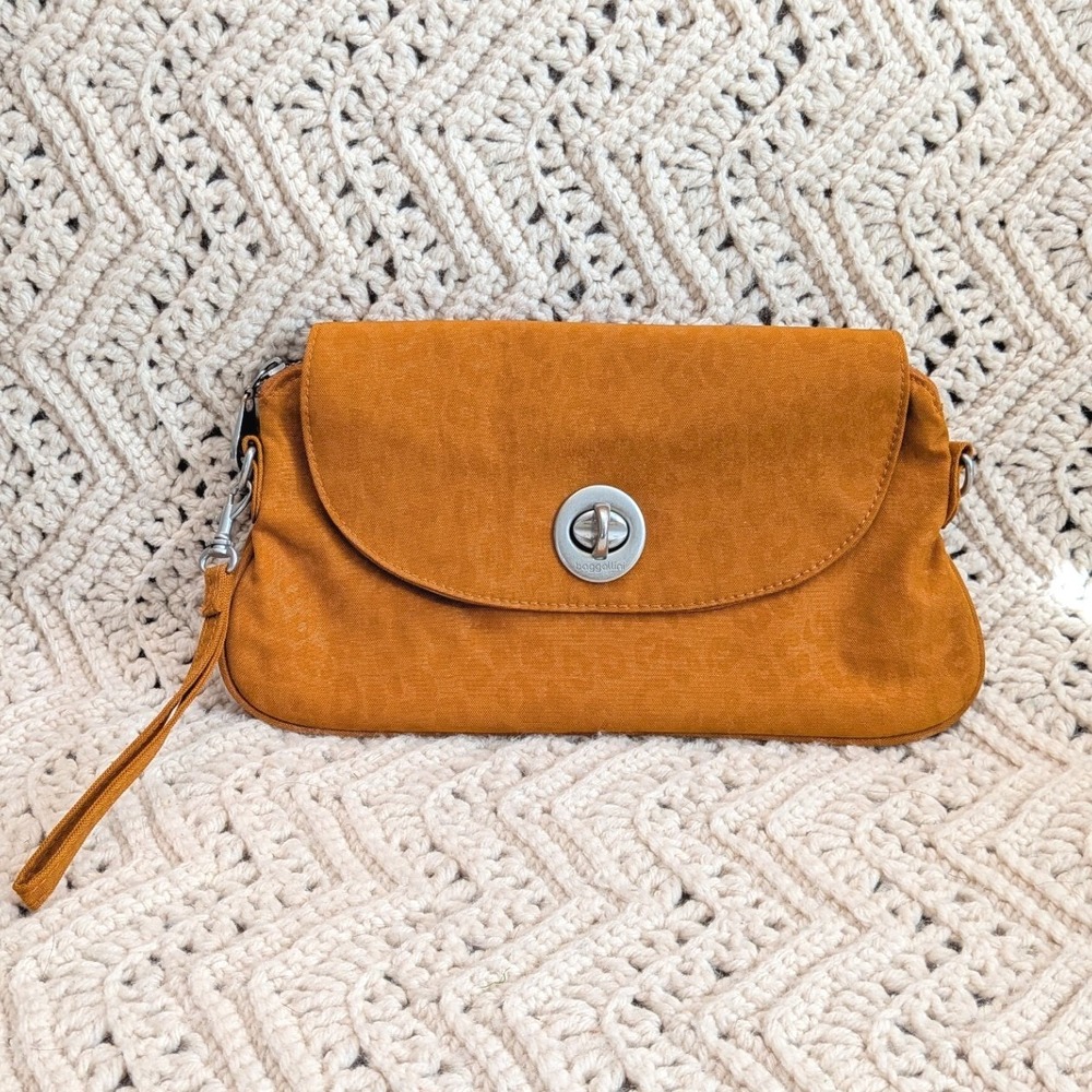 Baggallini Mustard Yellow Leopard Print Nylon Wristlet Clutch Bag Turn Lock